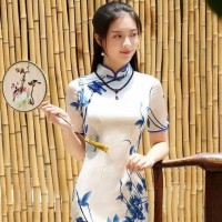 一手蒲扇，一色青衣，做一個青花瓷般的旗袍美人！